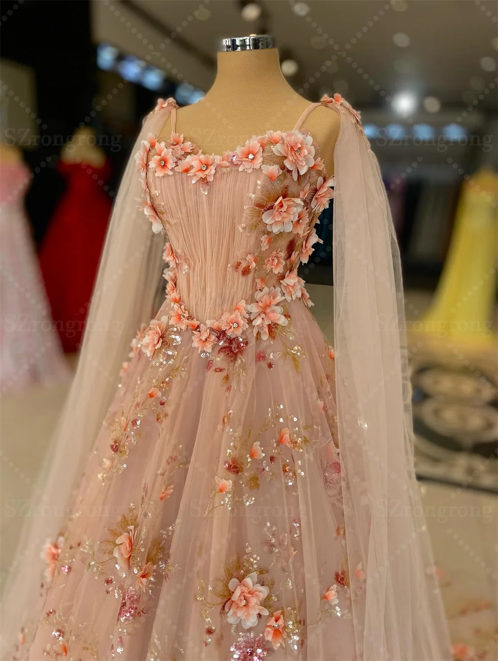 Abito da cerimonia nuziale da principessa in pizzo floreale 3D con spalline radiantes su misura Abito da sera lungo fino al pavimento senza schienale con strascico