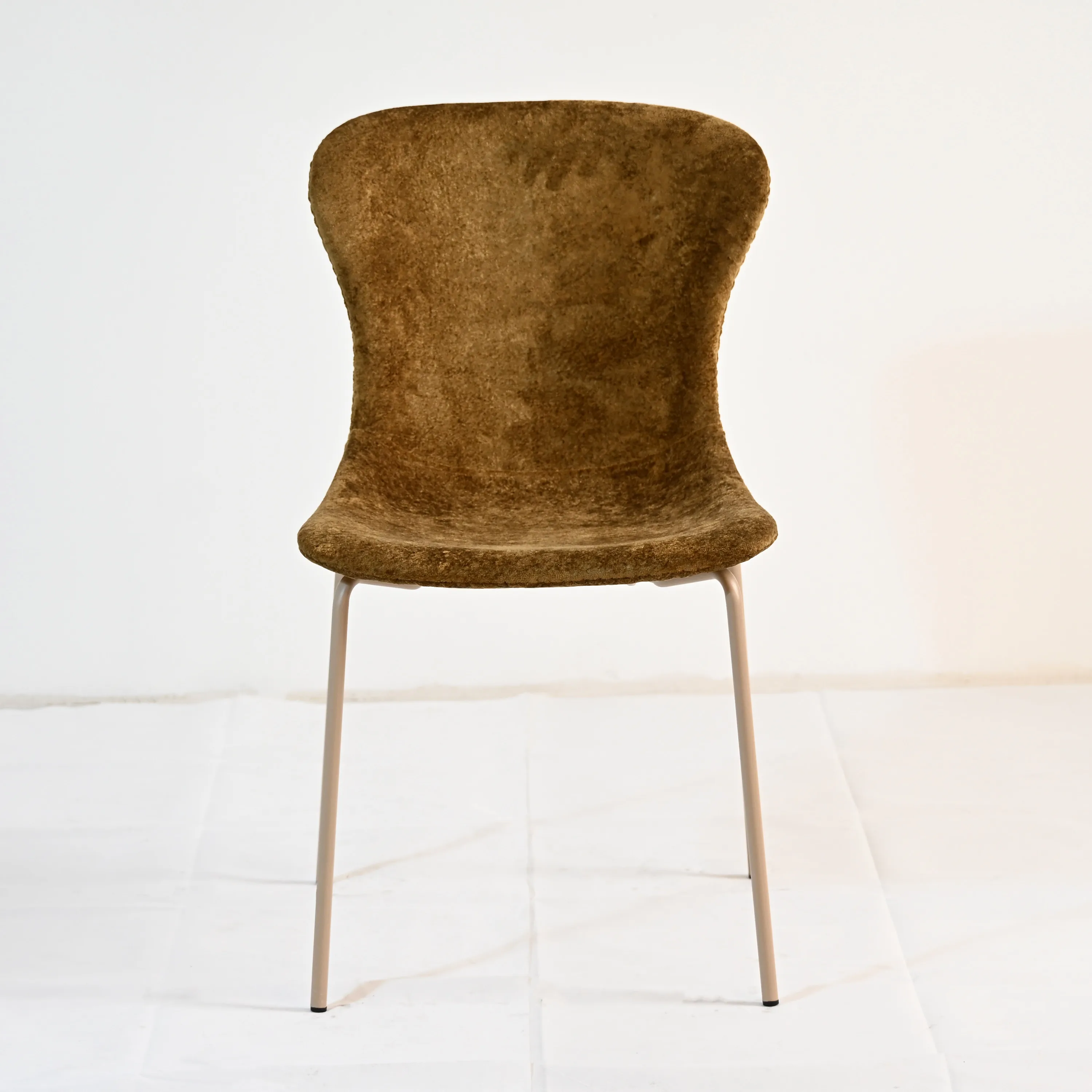 Wholesale Minimalist Small Space Quiet Luxury Upholstery Performance Metal Legs Brown Kitchen Cafe Chair Velvet Dining Chairs