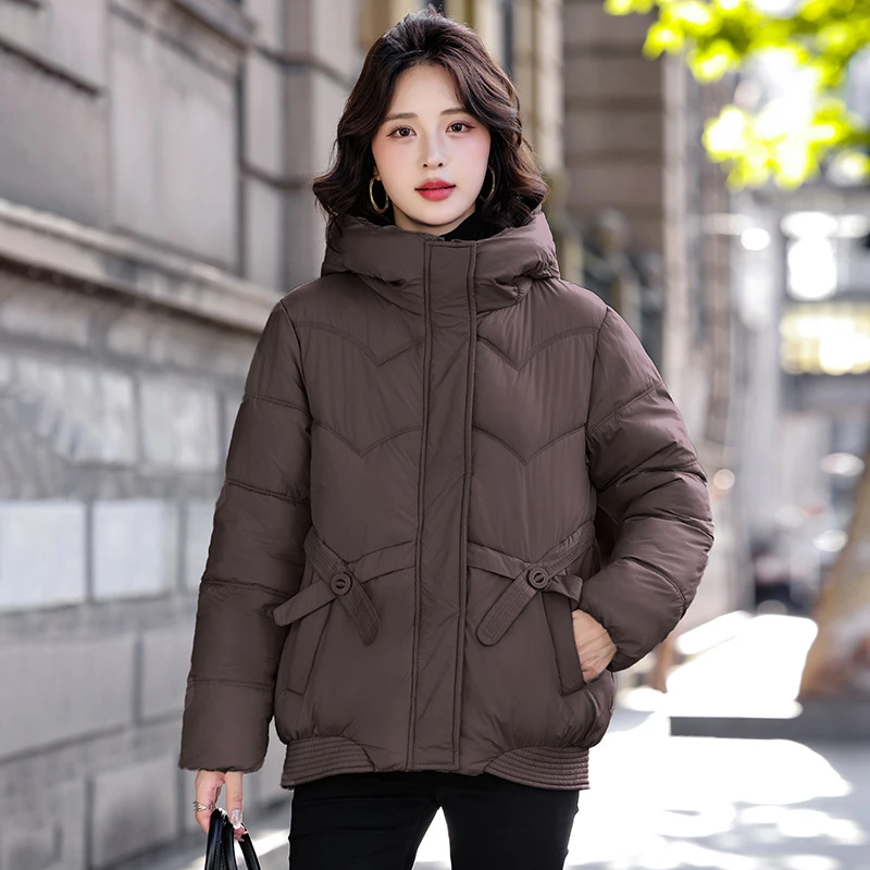 

Новинка 2025 года, толстые теплые женские короткие хлопковые парки, куртка-пуховик, зимние пуховики, модное повседневное однотонное стеганое пальто с капюшоном на молнии