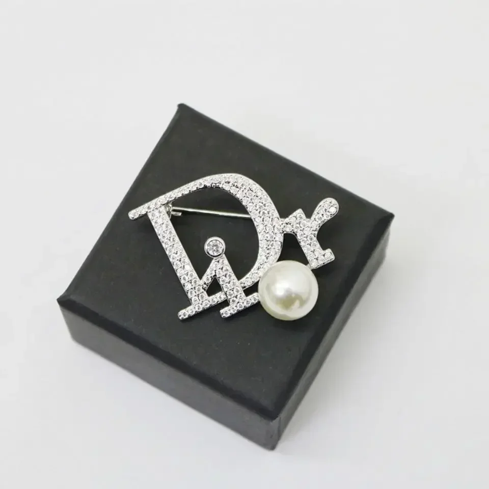 2025 Elegant Women's Natural Freshwater Pearl Brooch Perfect Accessory for Autumn Winter Fashion