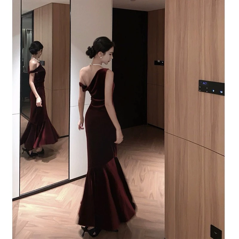 فساتين سهرة باللون الأحمر الخمري بأكتاف مائلة مكشكشة حورية البحر للتخسيس بدون أكمام مفتوحة من الخلف مناسبة رسمية لحفلات الكوكتيل والحفلات الراقصة