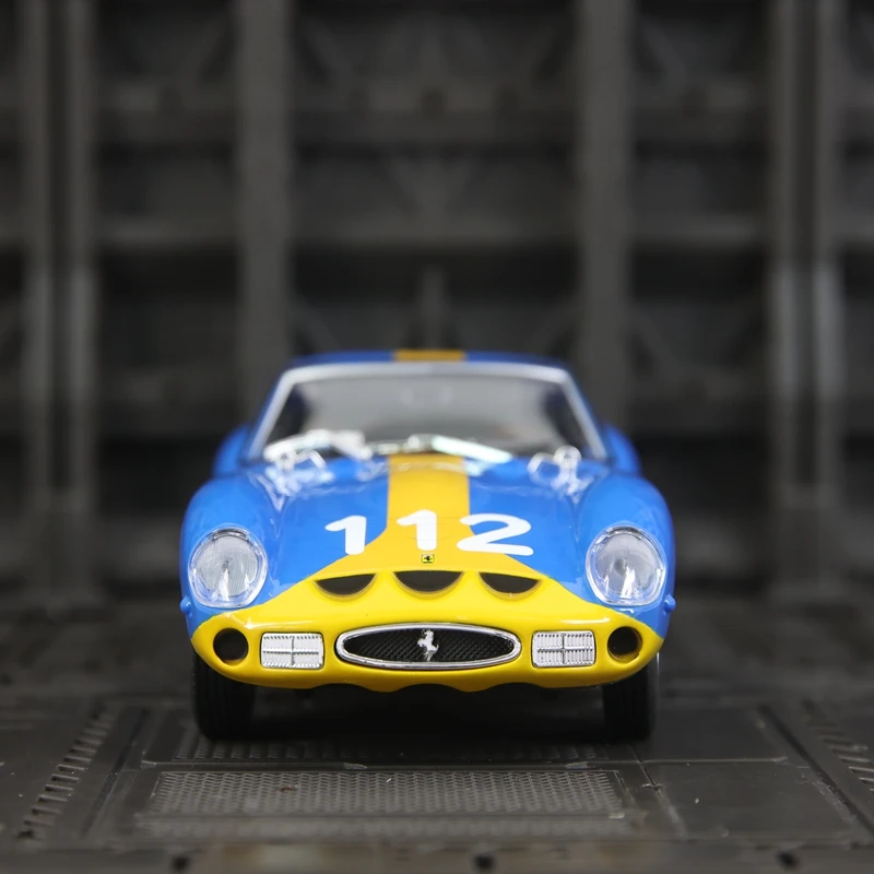 

Bburago 1:24 simulation Ferrari 250 GTO alloy car model supercar static door can be opened suitable for collection rich details