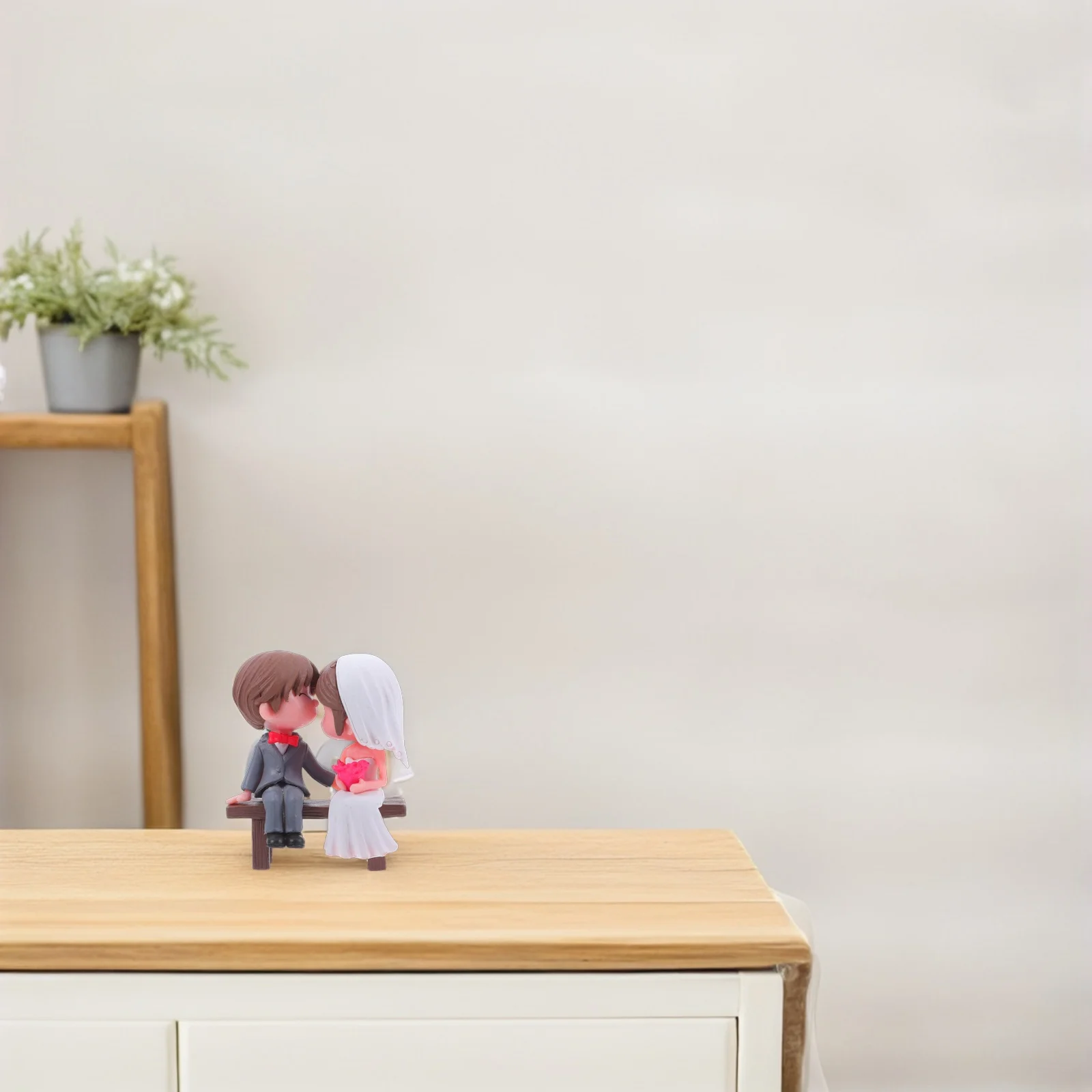 

Romantic Cartoon Wedding Couple Statue Resin Crafted Garden Car Dashboard Decor Unique DIY Bench Design Exquisite Craftsmanship