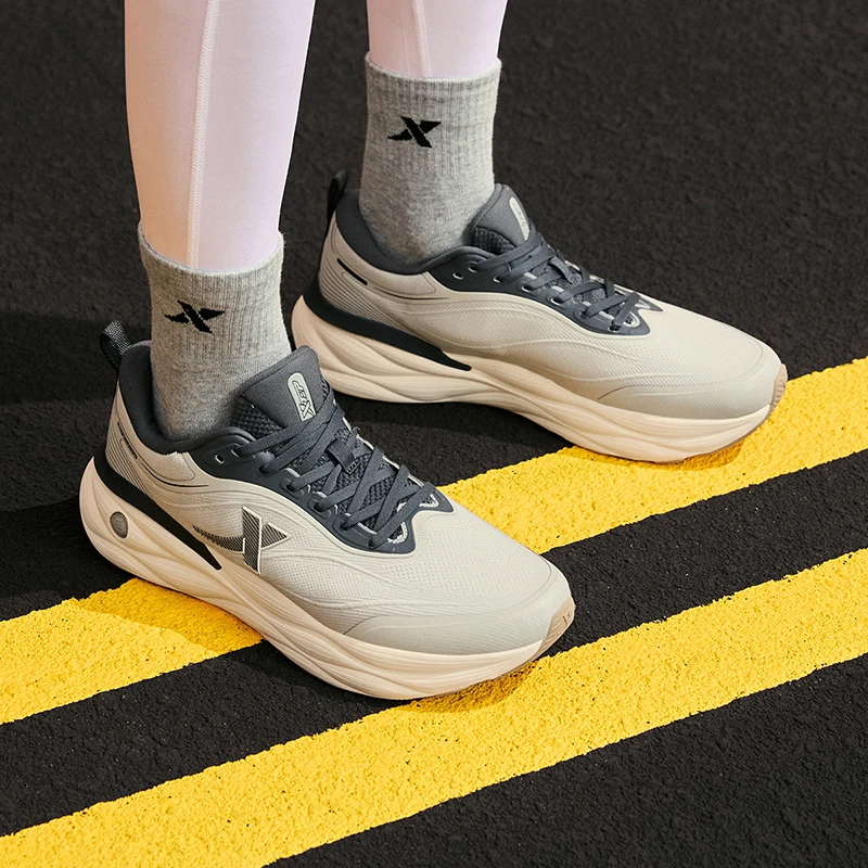 Xtep Cloud Wing Winter Running Shoes For Men 2024 Winter Non-Slip Sports Shoes Trendy Retro Cushioning Sneakers 876419110002