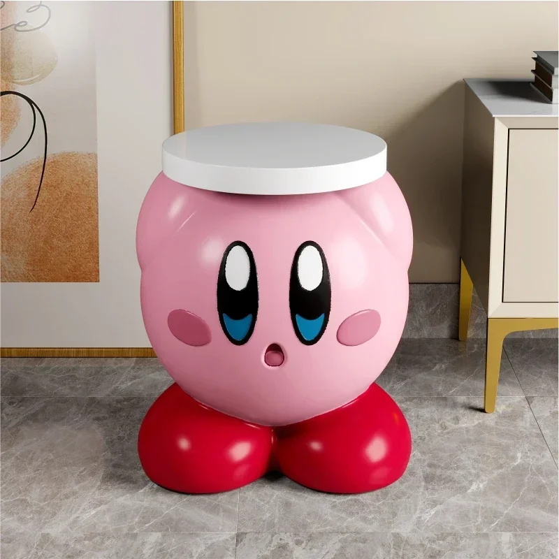 

Изысканный легкий роскошный орнамент от пола до потолка с ощущением дизайна, большие художественные украшения рядом со шкафом под телевизор в гостиной.