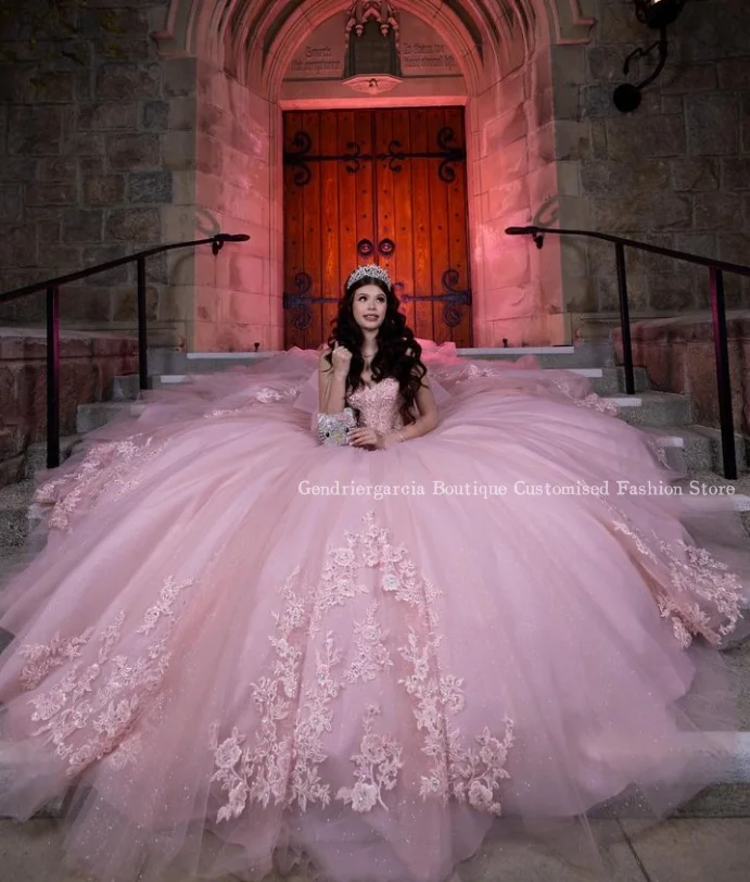 Vestido de quinceañera de lujo de princesa rosa, vestido de quinceañera con hombros descubiertos, tren de la Catedral, apliques de encaje, vestido de fiesta con lazo de hadas, 2024