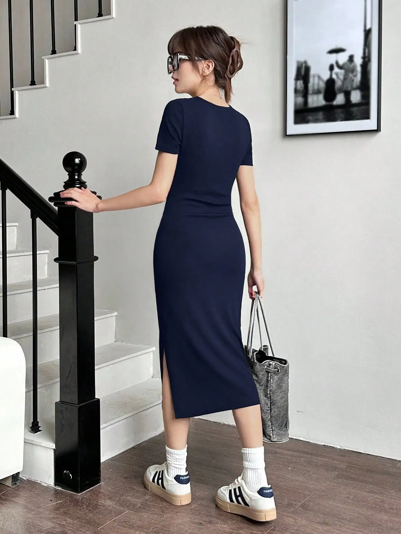 

Трикотажное платье миди темно-синего цвета с рюшами и разрезом, в рубчик, повседневное