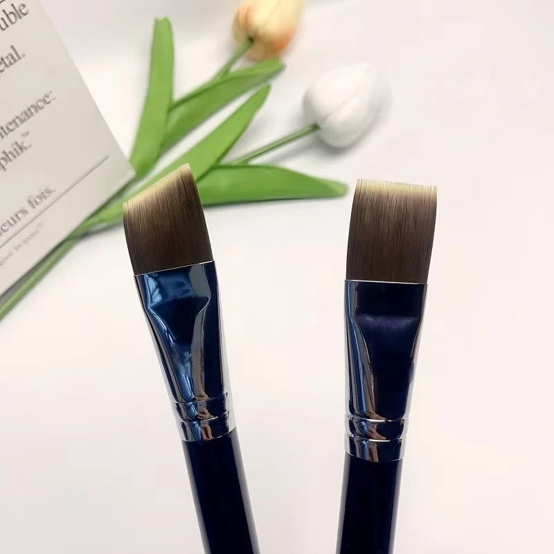 فرشاة مكياج بريميوم 163 مسطحة بمقبض مريح لسهولة المزج بالكريمة أو البودرة