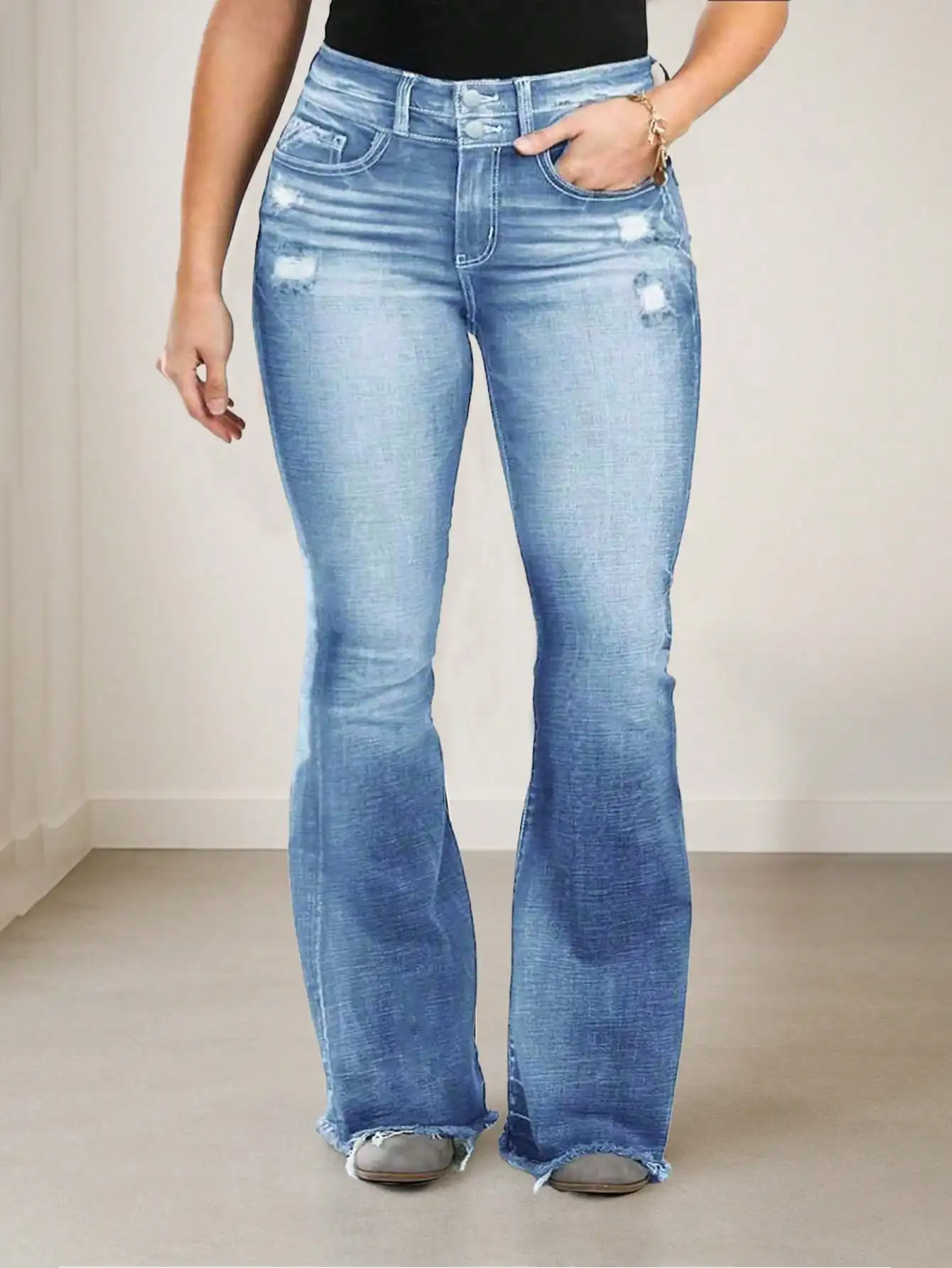 

Женские джинсы-клеш больших размеров с эффектом потертости, средней эластичностью и рваным низом