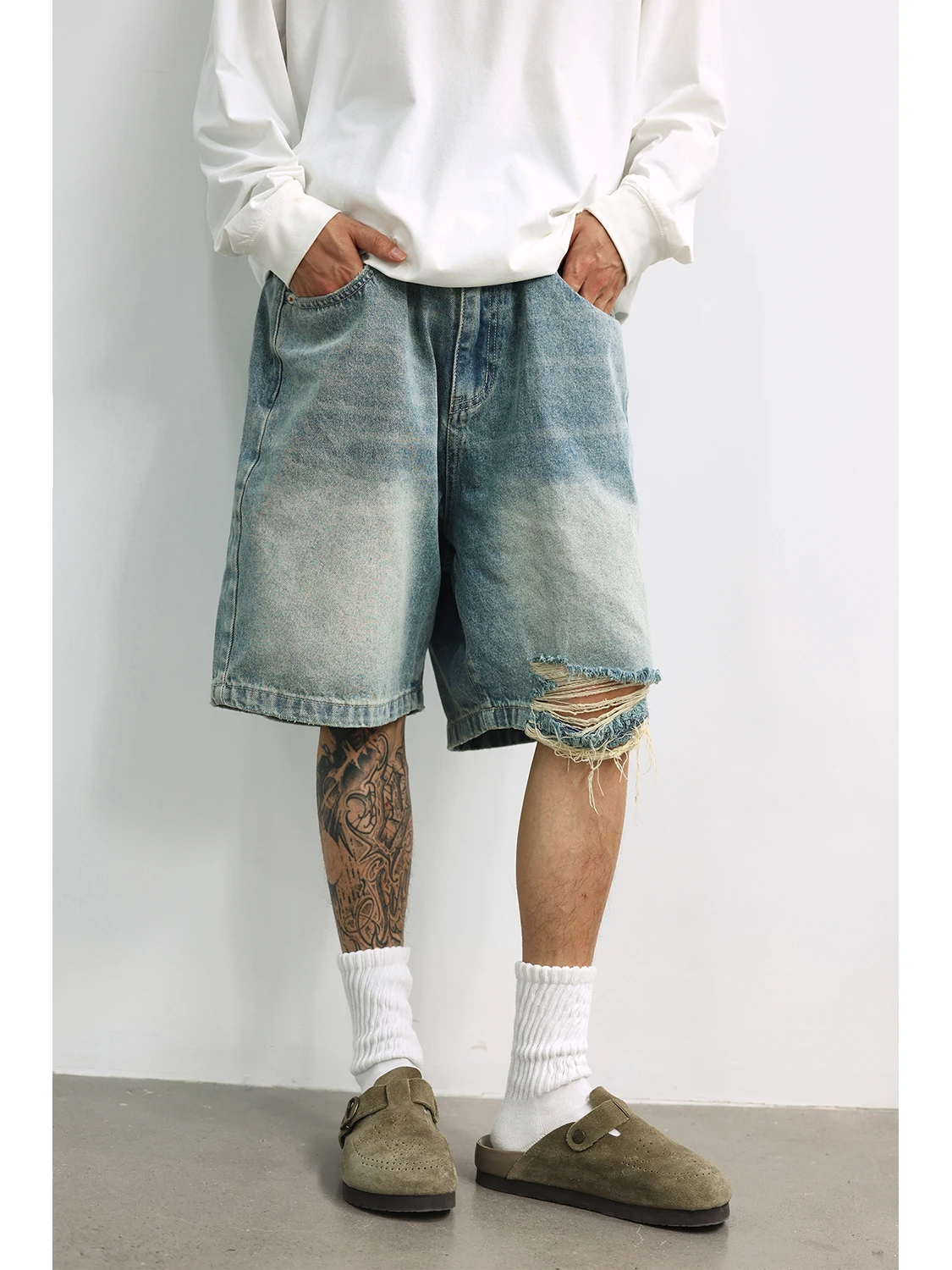 

Retro Japanese Style Men's Denim Shorts Distressed Hem Loose Straight Cut Five-piece Casual Wear Cotton Polyester Blend