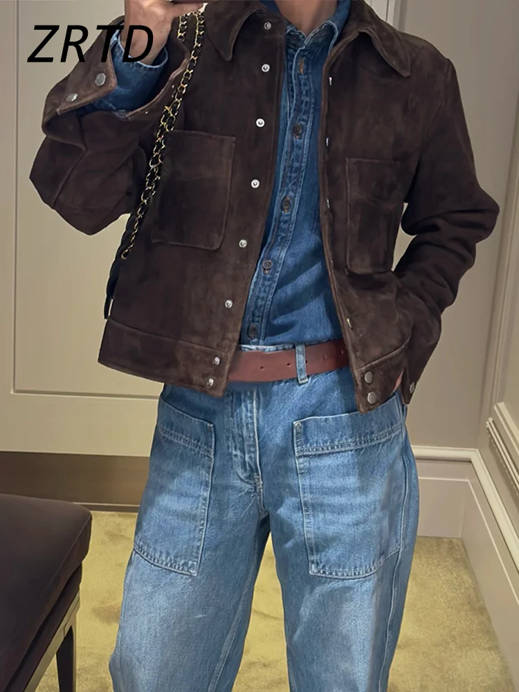 Dámská krátká hnědá semišová bunda s klopou, jednořadé zapínání, plný rukáv, kapsy, dámské kabáty, podzim 2025, dámské svrchní oblečení na dojíždění - náhled 4