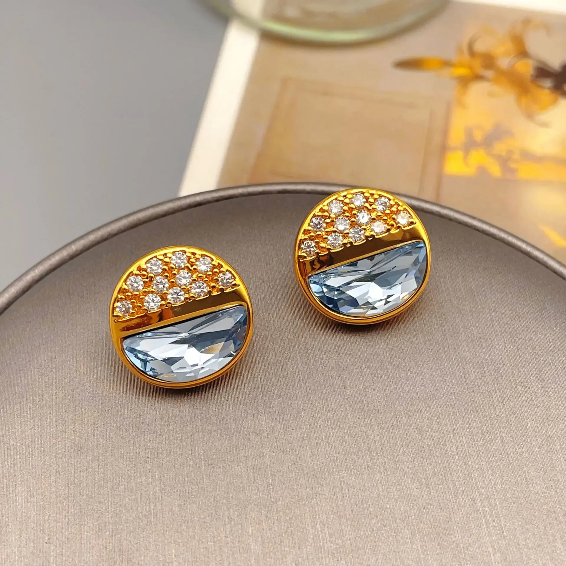 

Korean simple and exquisite personalized round glass crystal earrings