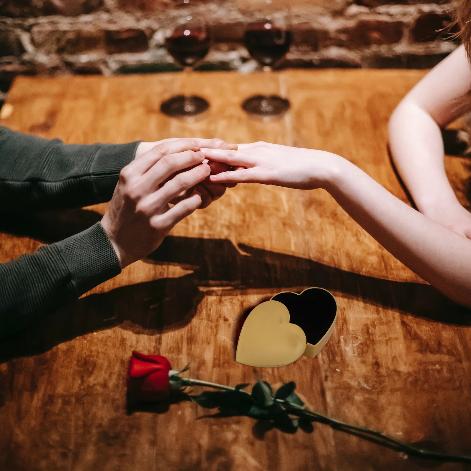 حامل خاتم الخطوبة من سبائك الزنك على شكل قلب حقيبة سفر للرجال والنساء لتخزين المجوهرات صندوق خاتم الهدايا صندوق جميل