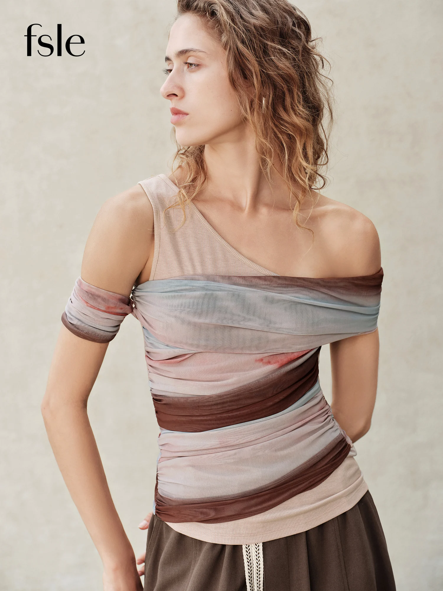 FSLE【Série Premium】T-shirt en tricot à col asymétrique et manches courtes pour femme, style rétro été 2026, nouveau style dégradé à rayures, style Wasteland