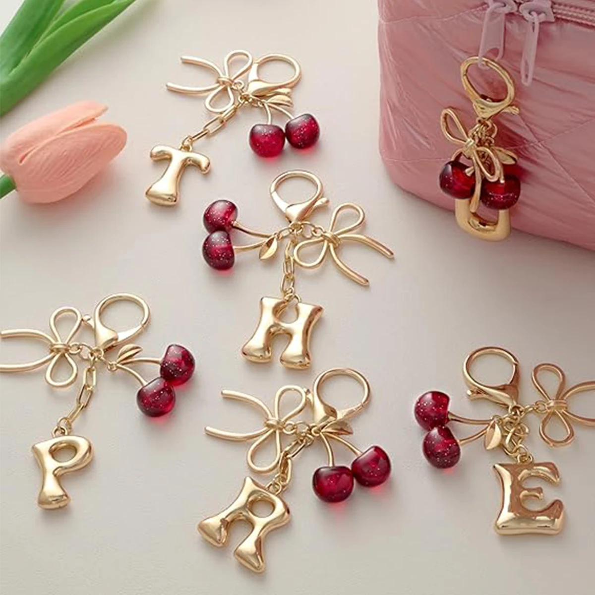 Bubble Initial Schlüsselanhänger mit Schleife & Kirsche - Goldene Buchstaben-Taschenanhänger für Frauen, Niedliche Handtaschen-Accessoires – Detail 4