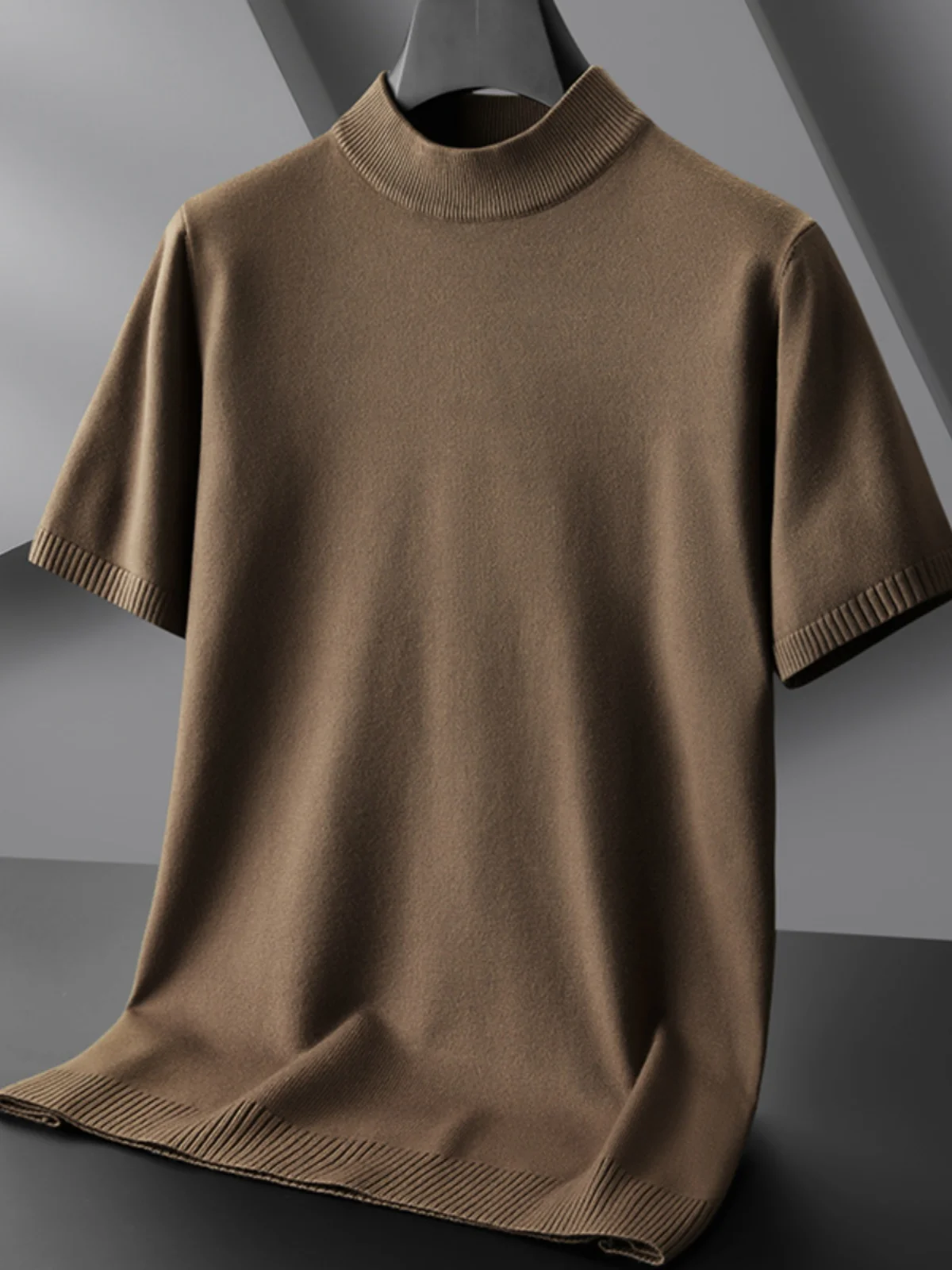 

Мужской трикотажный джемпер свободного кроя больших размеров с высоким воротником и коротким рукавом, модный городской стиль, дышащий, комфортный, однотонный, базовый.