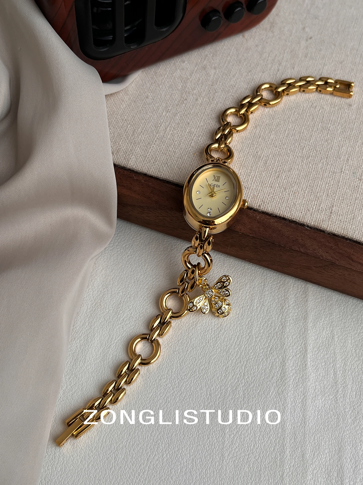 Exquisite Pendant Design Bracelet Watch Women'S Fashion Creative Classic Oval Dial Chain Women'S Quartz Watch Accessories