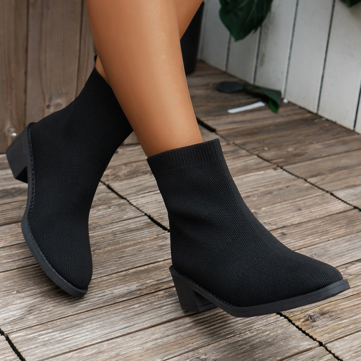 Winter New Solid Color Casual Soft and Comfortable Women's Shoes Pointed Toe Square Root Cuff Fashionable Women's Boots