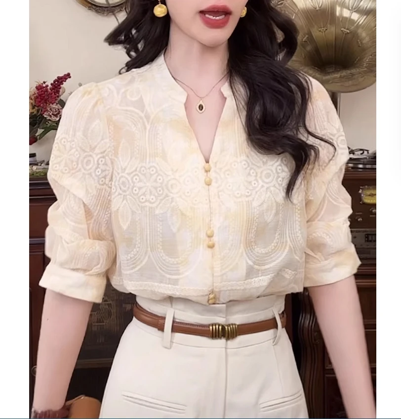 

Рубашка с v-образным вырезом и короткими рукавами, лето 2024, новый модный и стильный стиль, уменьшающий возраст, свободный и утягивающий, тяжелый топ с вышивкой