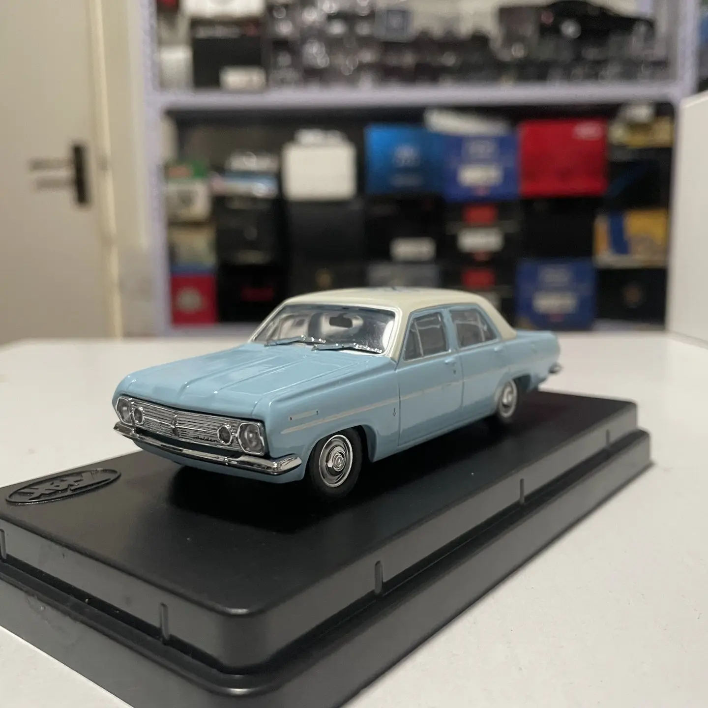 modele-de-voiture-miniature-trax-1-43-en-alliage-moule-sous-pression-berline-bleue-hr-186s-1967-jouets-classiques-souvenirs-cadeaux-pour-adultes-exposition-statique