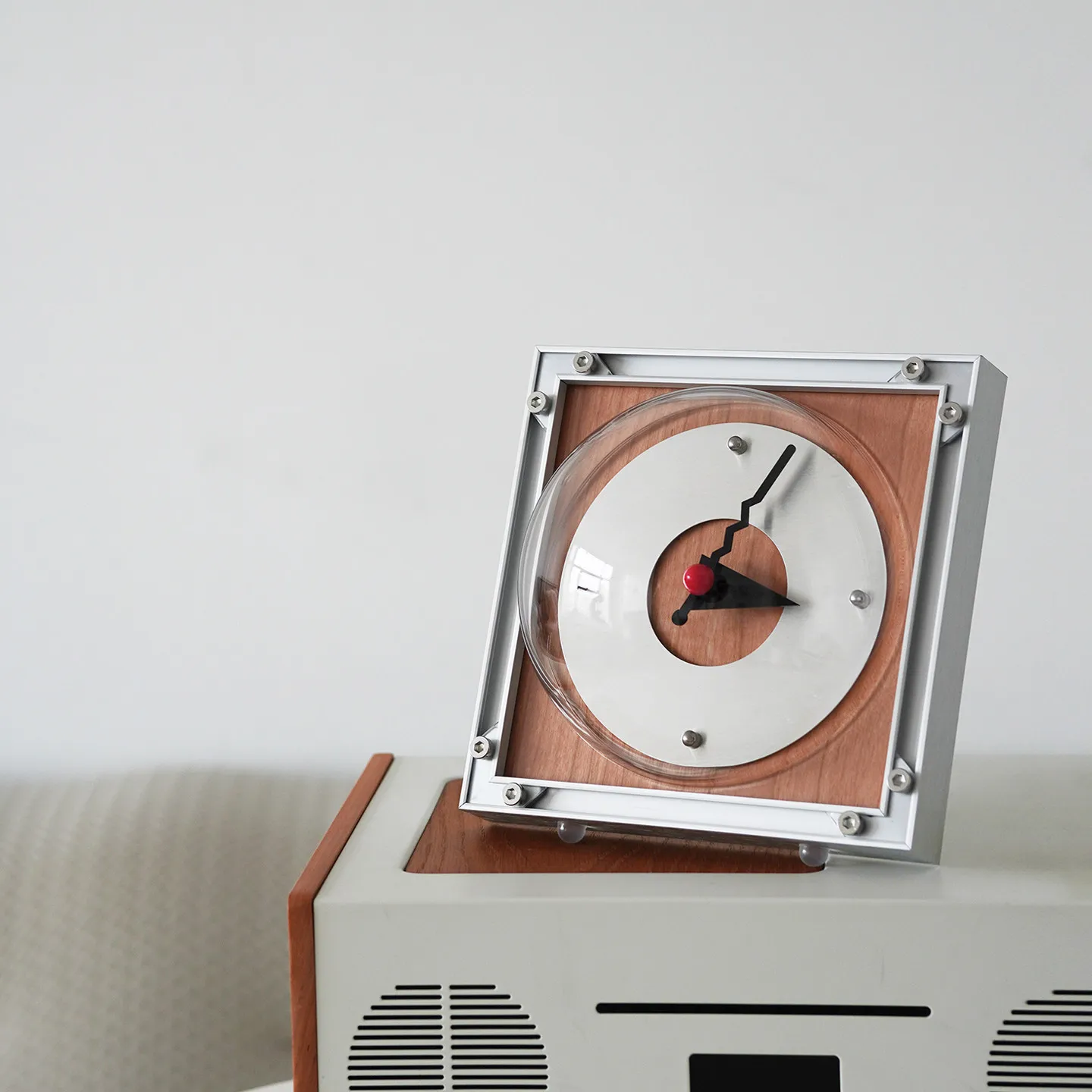 New Vintage Bauhaus Watch with A Retro and High-end Feel, Silent Clock, Aluminum Alloy Desktop Decoration