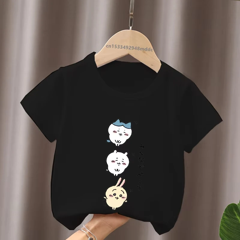 رائجة البيع Kawaii Chiikawa طباعة الكرتون الاطفال تي شيرت مضحك الفتيات ملابس طفل الفتيان أسود قصير الأكمام أسود تي شيرت الأطفال بلايز