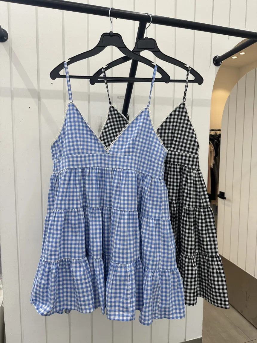 فستان نسائي بياقة هالتر مع حواف مكشكشة وتطريز دانتيل، تصميم ضيق عند الخصر مع طيات وسحاب خلفي، تنورة قصيرة عصرية من القطن بدون...