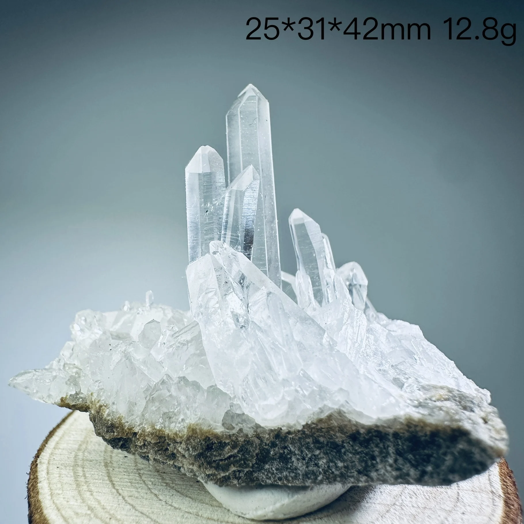 Natural material. Crystal clusters from Jinkouhe, Sichuan. Mineral specimens. Mineral collection. Fluorite. Crystal clusters. Qu
