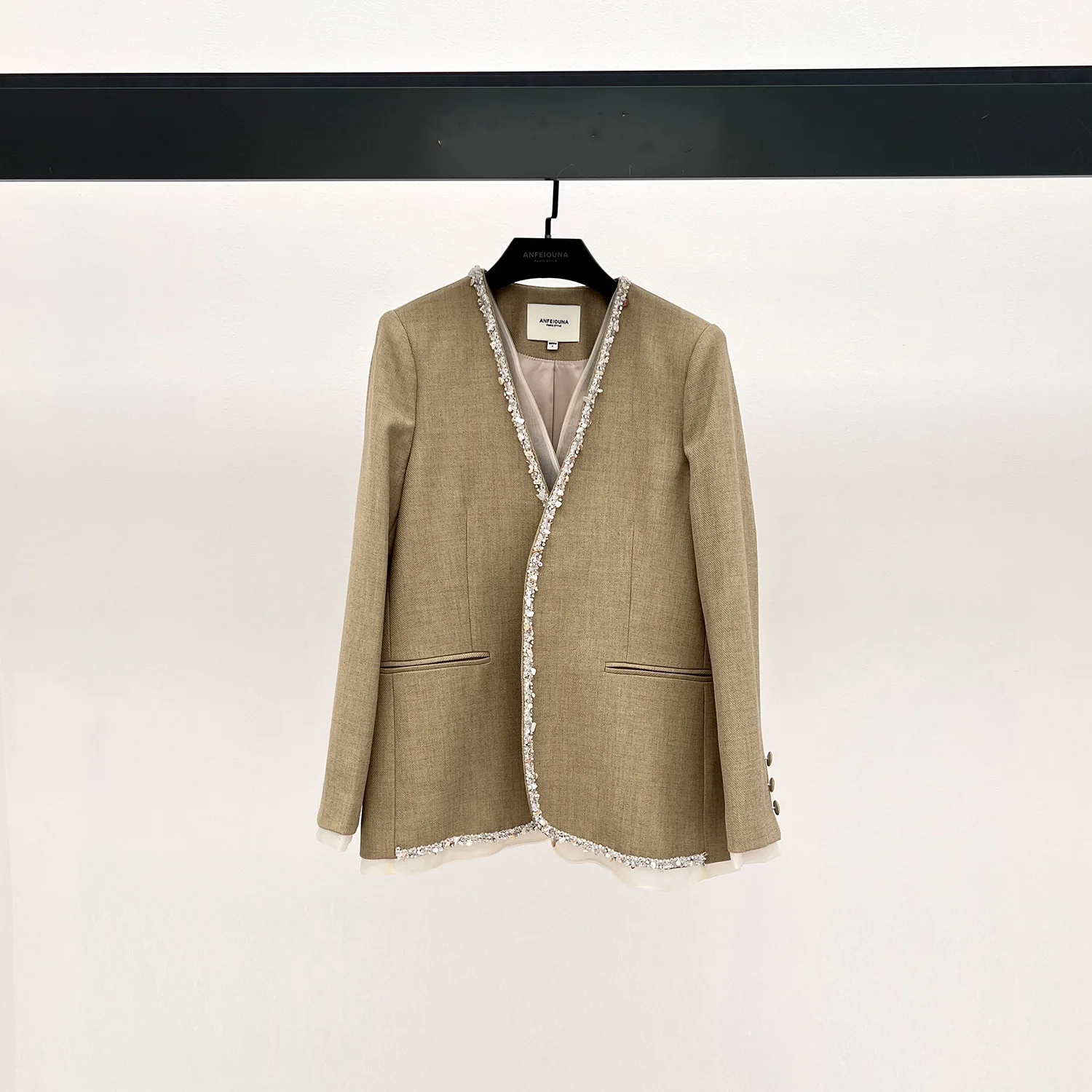 2025 New Design Buttonless V-Neck Suit with Spliced Diamond-Set Pearl Edging for Casual Women's Petite Suit