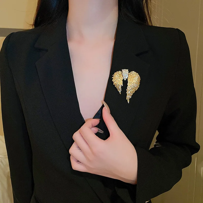 

Retro European And American Diamond-Encrusted Brooch Women ymmetric Wing French Style Metal Fashion Anti-Light Elegant High-End