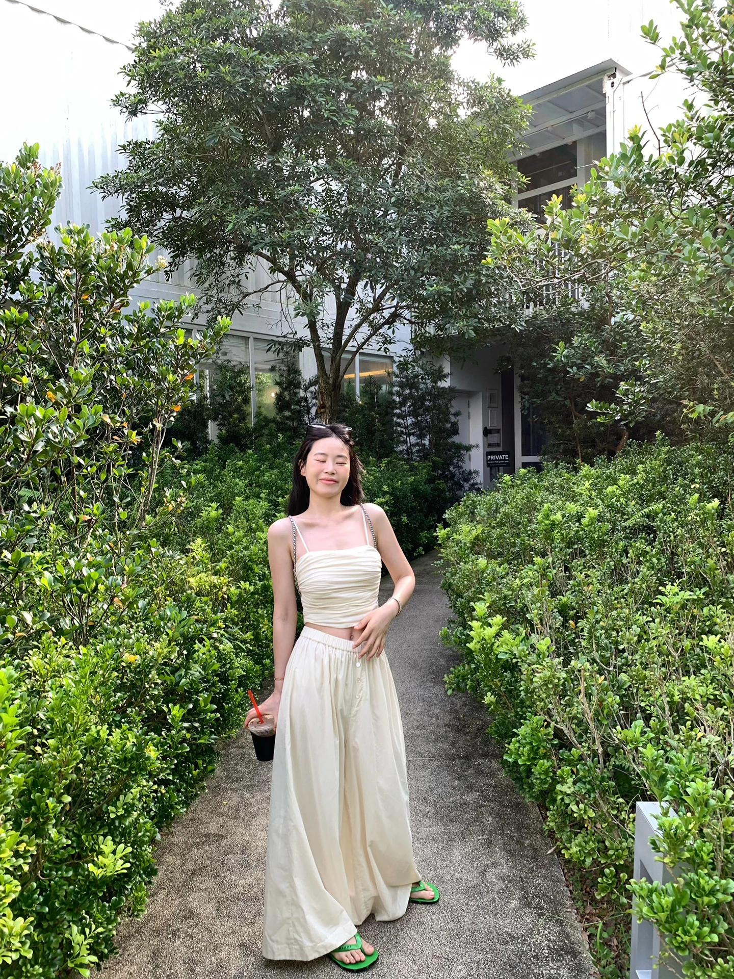 

Кинематографичный сицилийский стиль: плиссированная юбка-брюки с топом-бандо на бретелях, эластичной талией, скрывающая недостатки фигуры, универсальная, стройнящая.