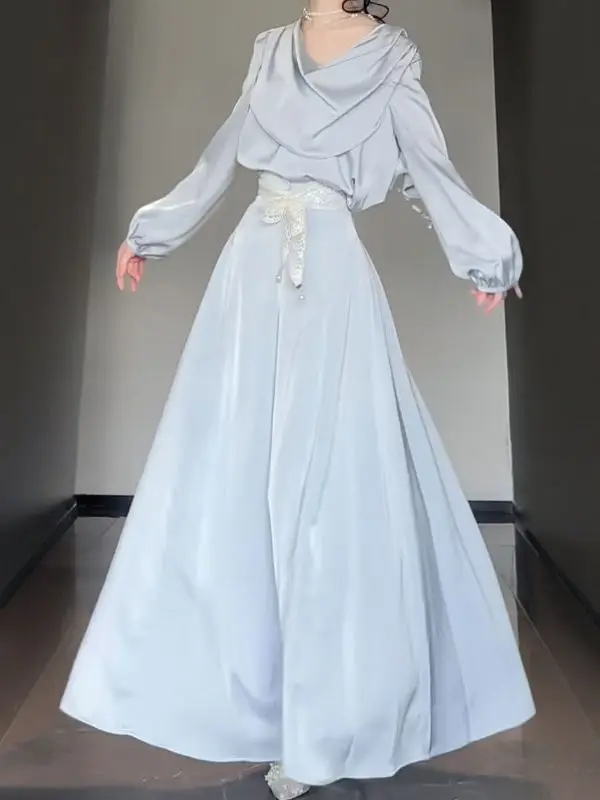 

Комплект из ацетатного атласного топа и повседневных брюк: уникальный и стильный образ для весенней моды, женский комплект с длинным рукавом и V-образным вырезом.