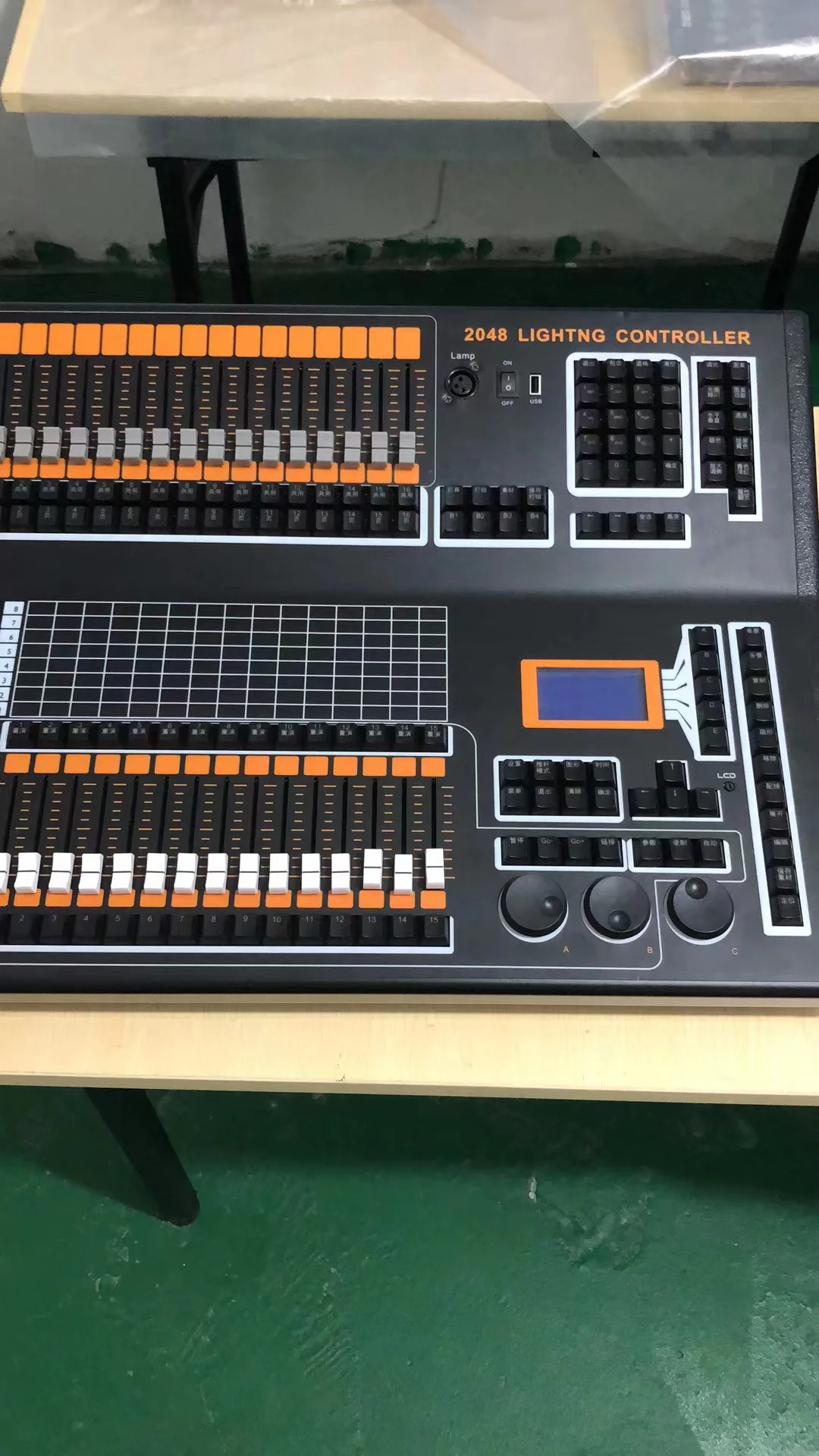 Bezpośrednia dostawa nowej konsoli King Kong 2048 do sterowania oświetleniem scenicznym, konsola DMX do oświetlenia teatralnego.