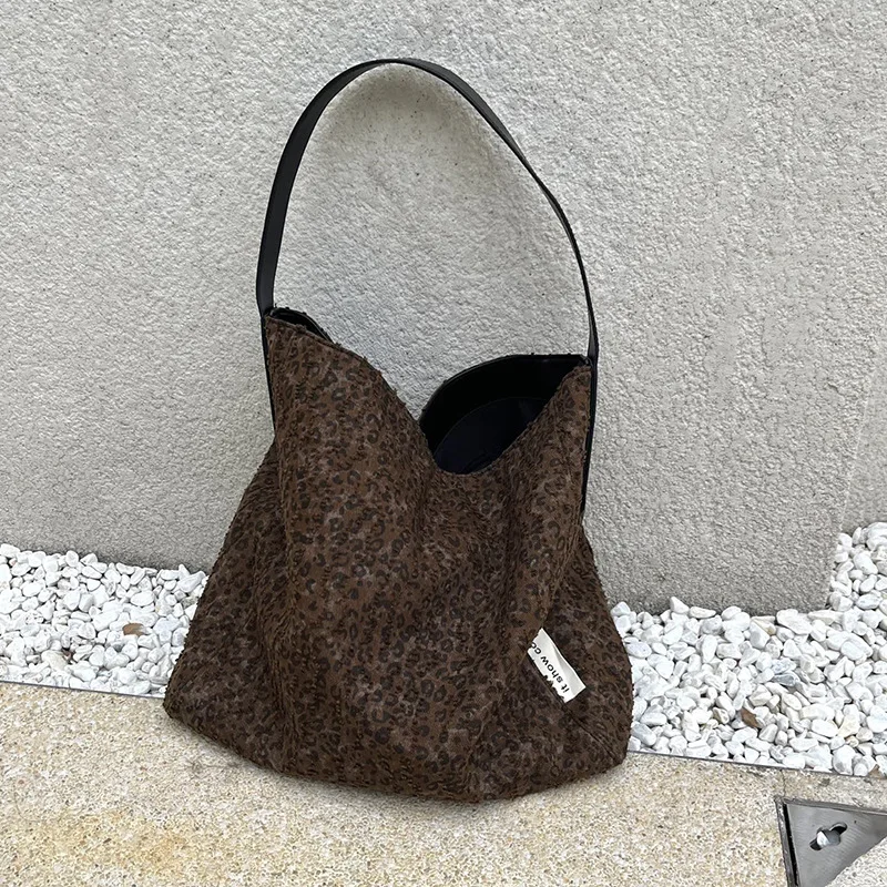 

Vintage leopard print tote bag for autumn and winter, niche fashion versatile bag, large capacity single shoulder armpit bag