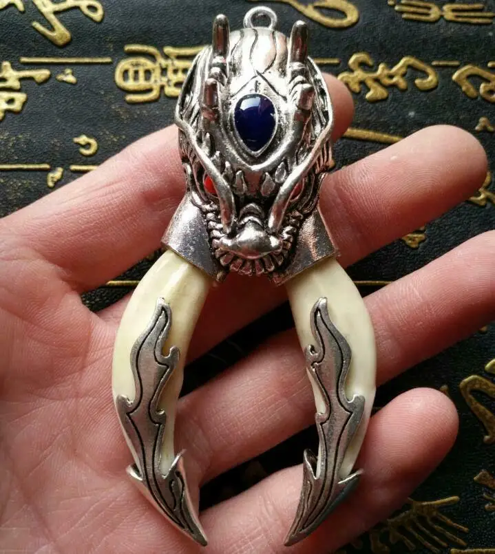 Handcrafted Necklace Wolfs Tooth Fangs Pendant Teeth Bone Vintage Tibetan Amulet Antiques Figurines Hip Hop Choker Pendants