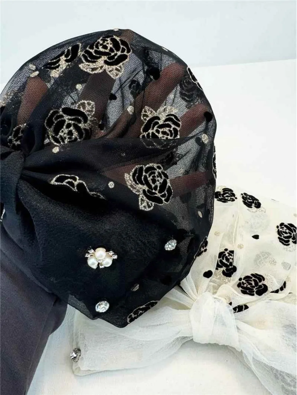 أزياء الصيف الجديدة النمط الغربي باوتو قبعة اللؤلؤ طبعة رقيقة تغطي الشعر الأبيض الأسود الحجاب مجموعة أنيقة المرأة
