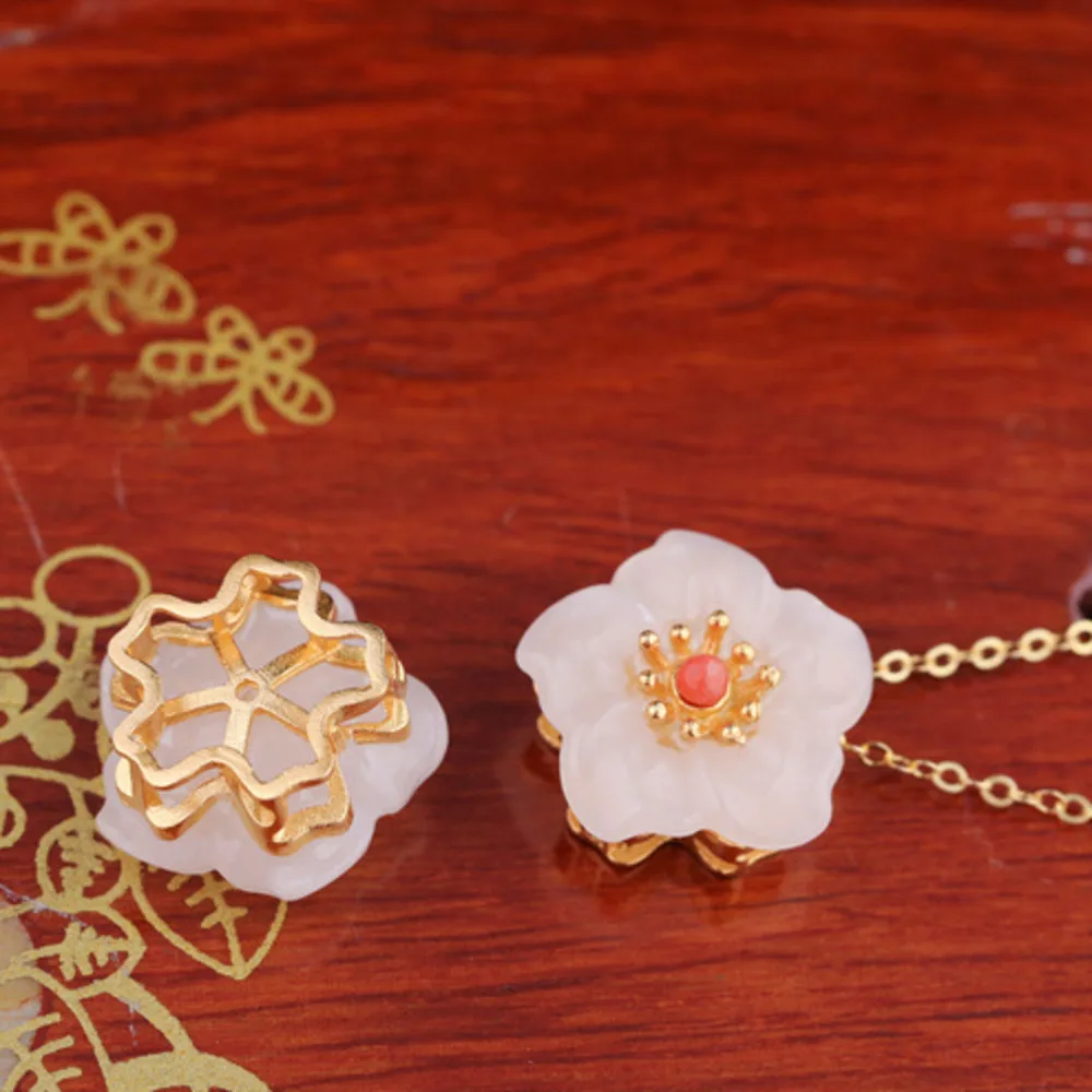 

Кулон из чистого серебра 925 пробы с цветком сливы и нефритом Хэтиан, в старинном стиле, аксессуар для Ханьфу и Ципао, новое китайское украшение, нефритовое ожерелье с цветочным мотивом