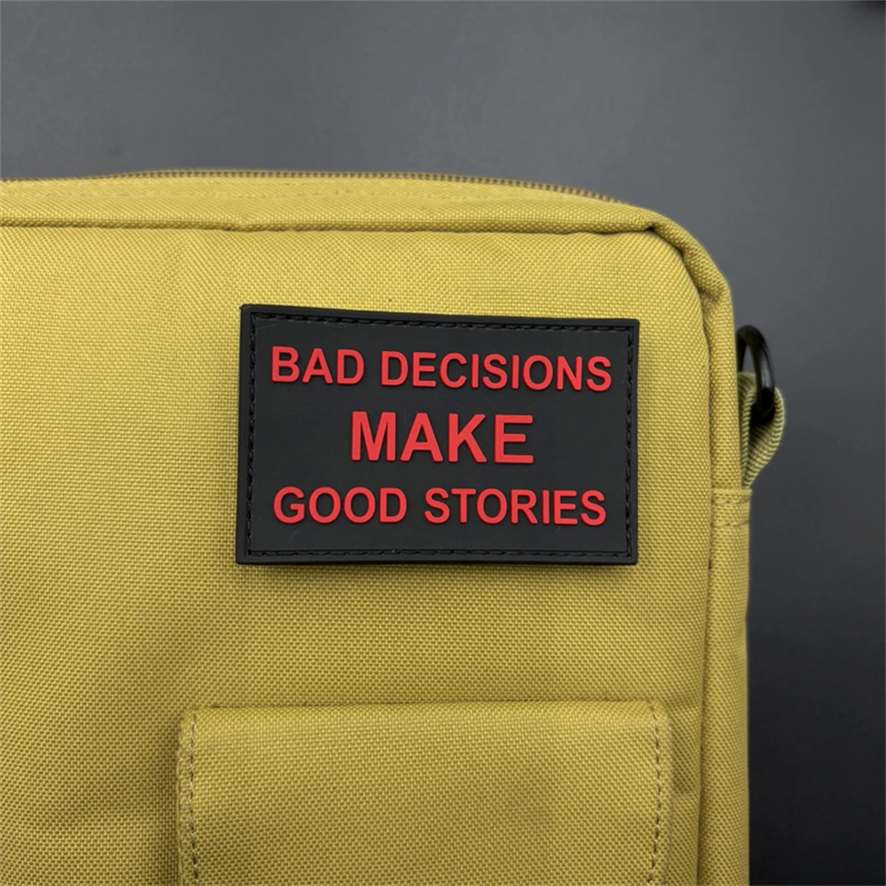 1 Stück, Aufnäher mit Buchstabenmuster, 3D-PVC-Material, leuchtender Effekt, mit Hakenverschluss auf der Rückseite, geeignet für Taschen, Rucksäcke, Westen.