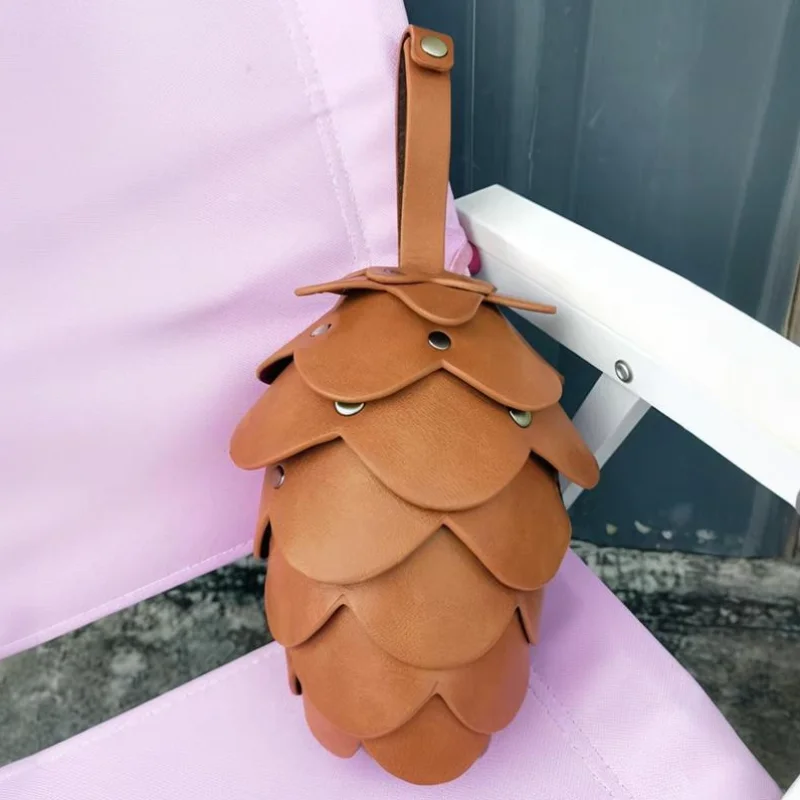 

Брендовая женская сумка в форме шишки, новая креативная кожаная дизайнерская вечерняя сумка, новый стиль, простая сумка для губной помады, сумка в форме запястья