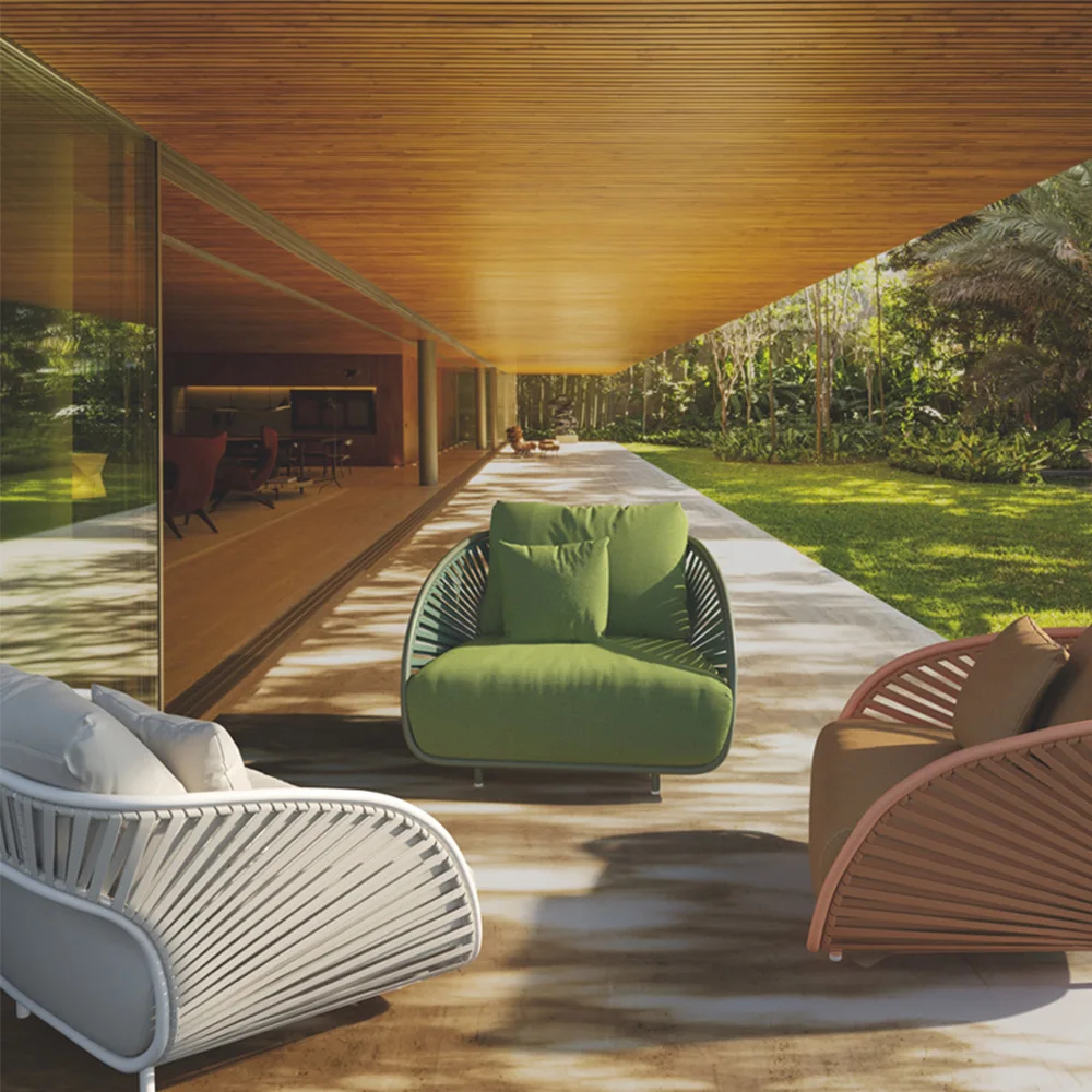 

Комбинированный уличный диван, солнечная комната, балкон, стул из ротанга, журнальный столик, трехсекционный стол и стул из ротанга для отдыха на вилле