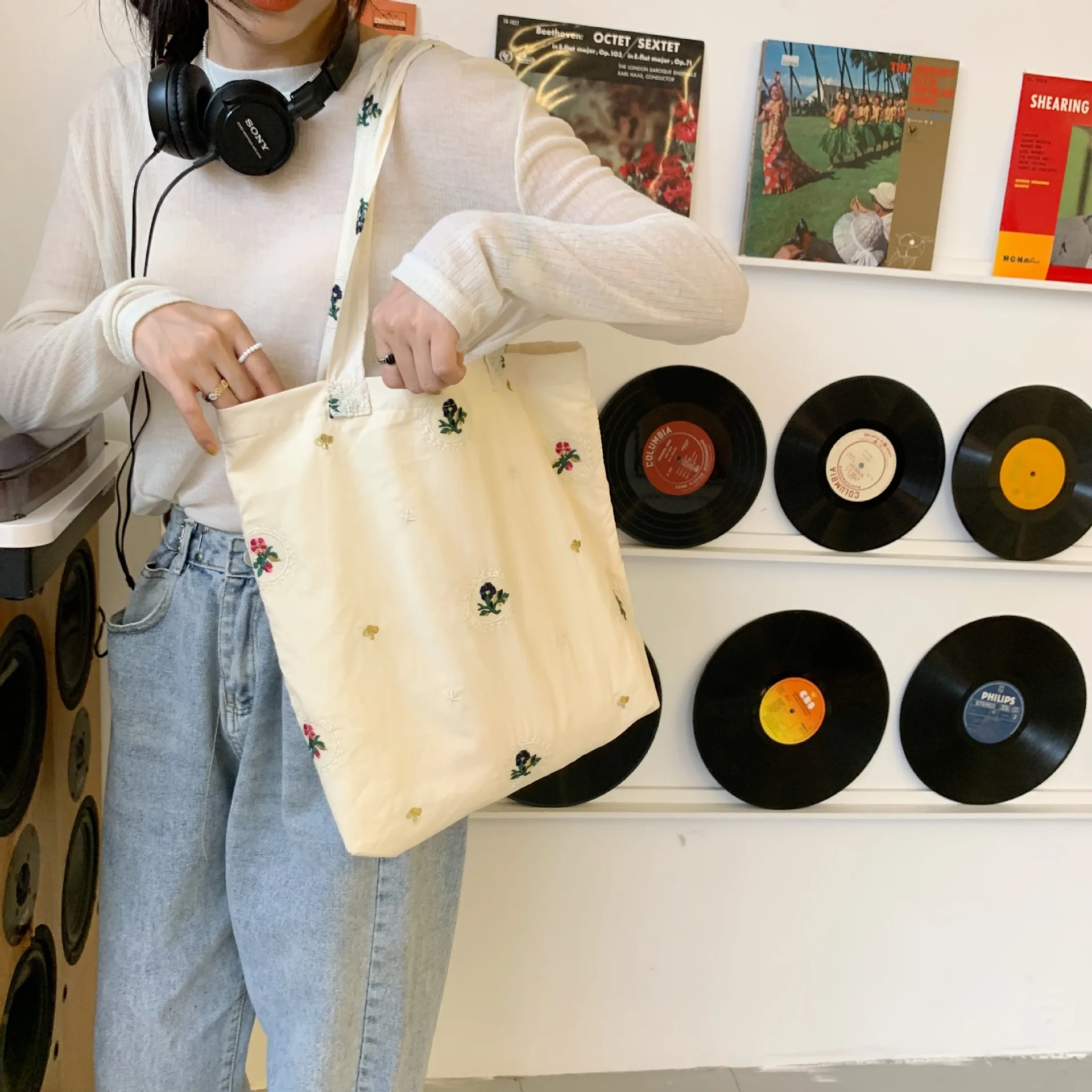 Borsa in tela di fiori ricamati per le donne borsa a mano per libri floreali Girly retrò borse sotto le ascelle borsa per la spesa in tessuto per