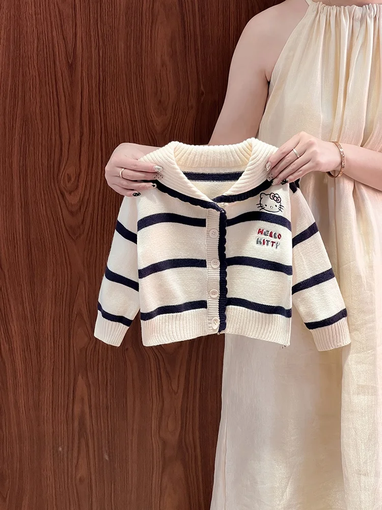 

Весна-Осень 2026: Новая вязаная кофта для девочек с темно-синим воротником и мультяшным принтом KT – милый кардиган для маленьких принцесс