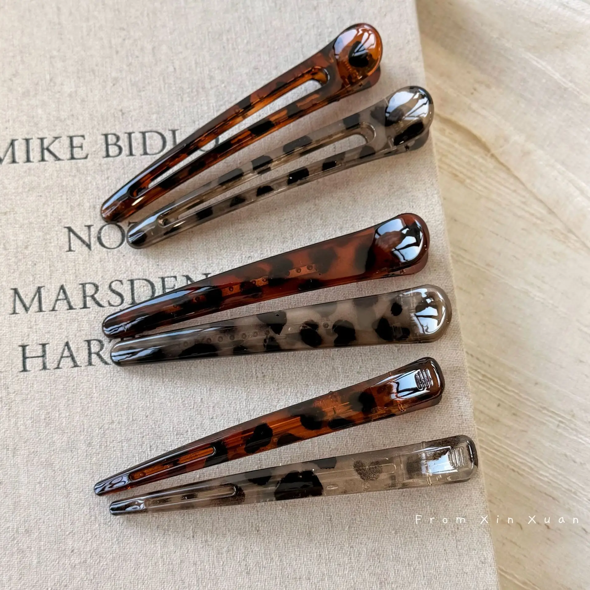 

Leopard Print Alligator Hair Clip Large Acrylic for Side Bangs Fringe Forehead Strong Hold Comfortable Daily Use Premium Quality