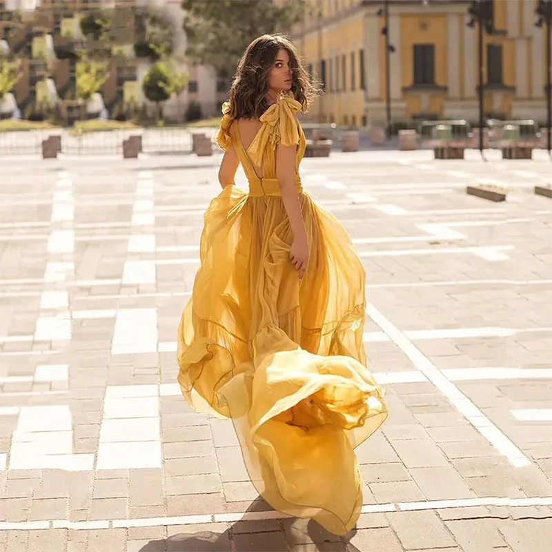 فستان حفلة موسيقية أصفر على شكل حرف a مخصص مثير بياقة على شكل V بدون أكمام أنيق بطول الأرض وكشكشة فساتين سهرة رسمية فساتين بنات 2025