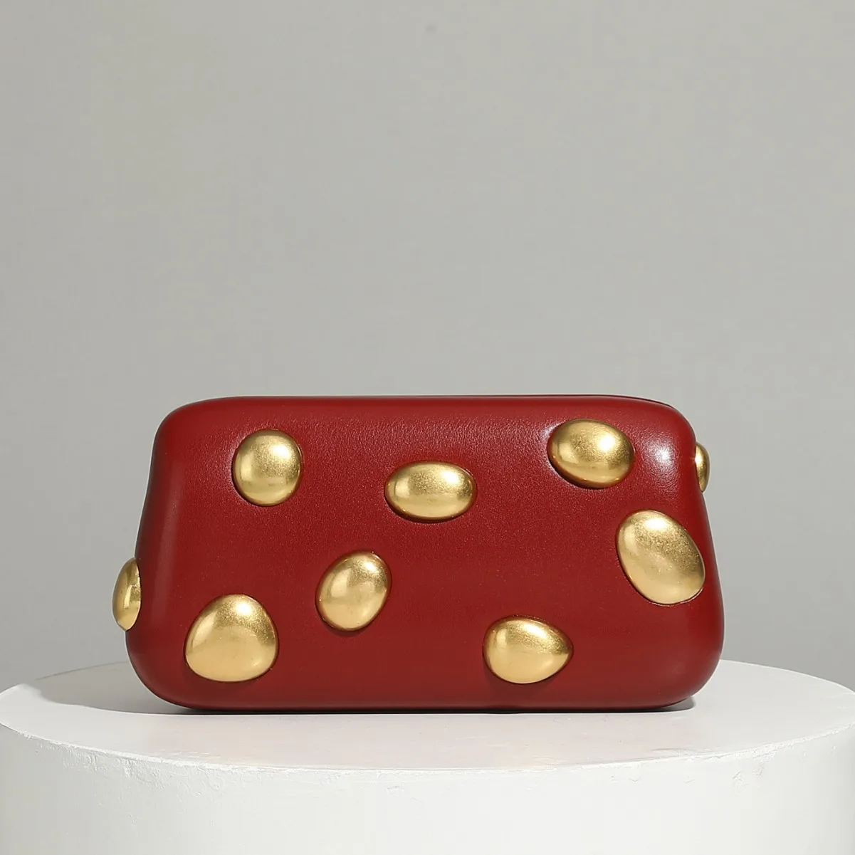 

Новая модная женская вечерняя сумочка с металлическим дизайном в виде гальки, украшенным стразами, которую можно носить в руке, на плече или через плечо.