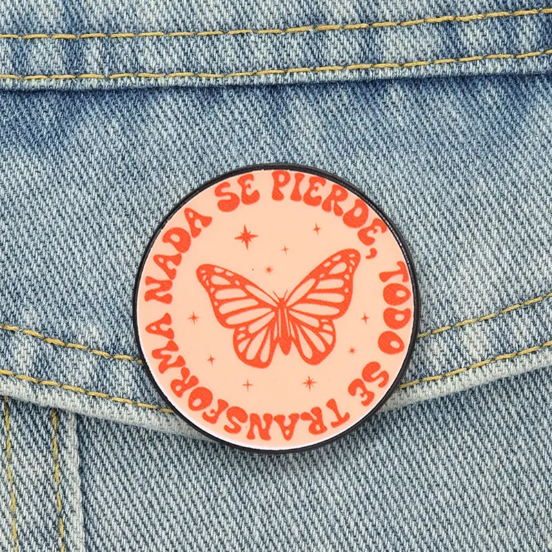 Poetic Nada Se Pierde Schmetterling Emaille-Abzeichen Retro-Typografie Runder Anstecker Legierungs-Brosche Revers-Rucksack-Schmuck Geschenk als Souvenir – Detail 2