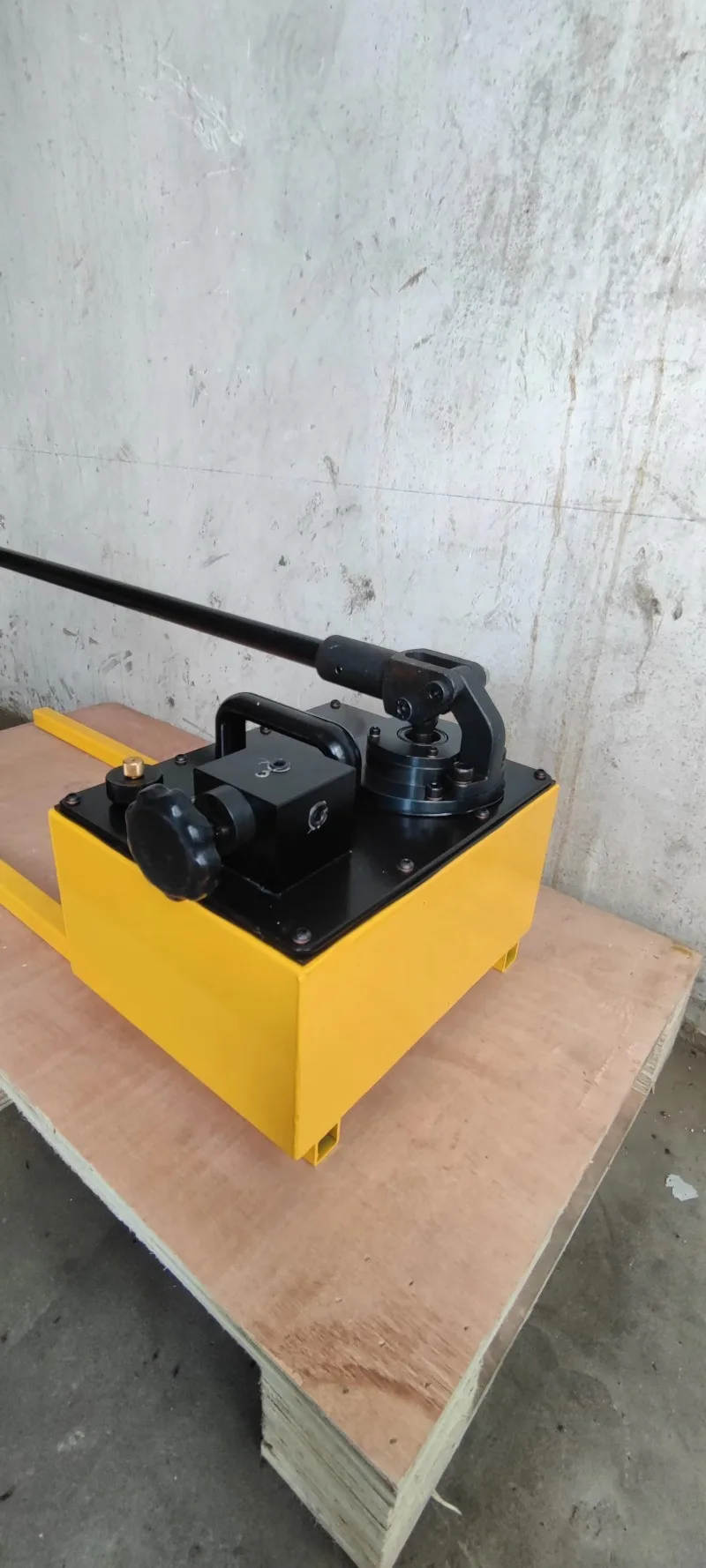 Multi Purpose Manual Hydraulic Pump for on Site Mobile Equipment Repair Including Hydraulic Hoses and Pressure Gauge Power Pump