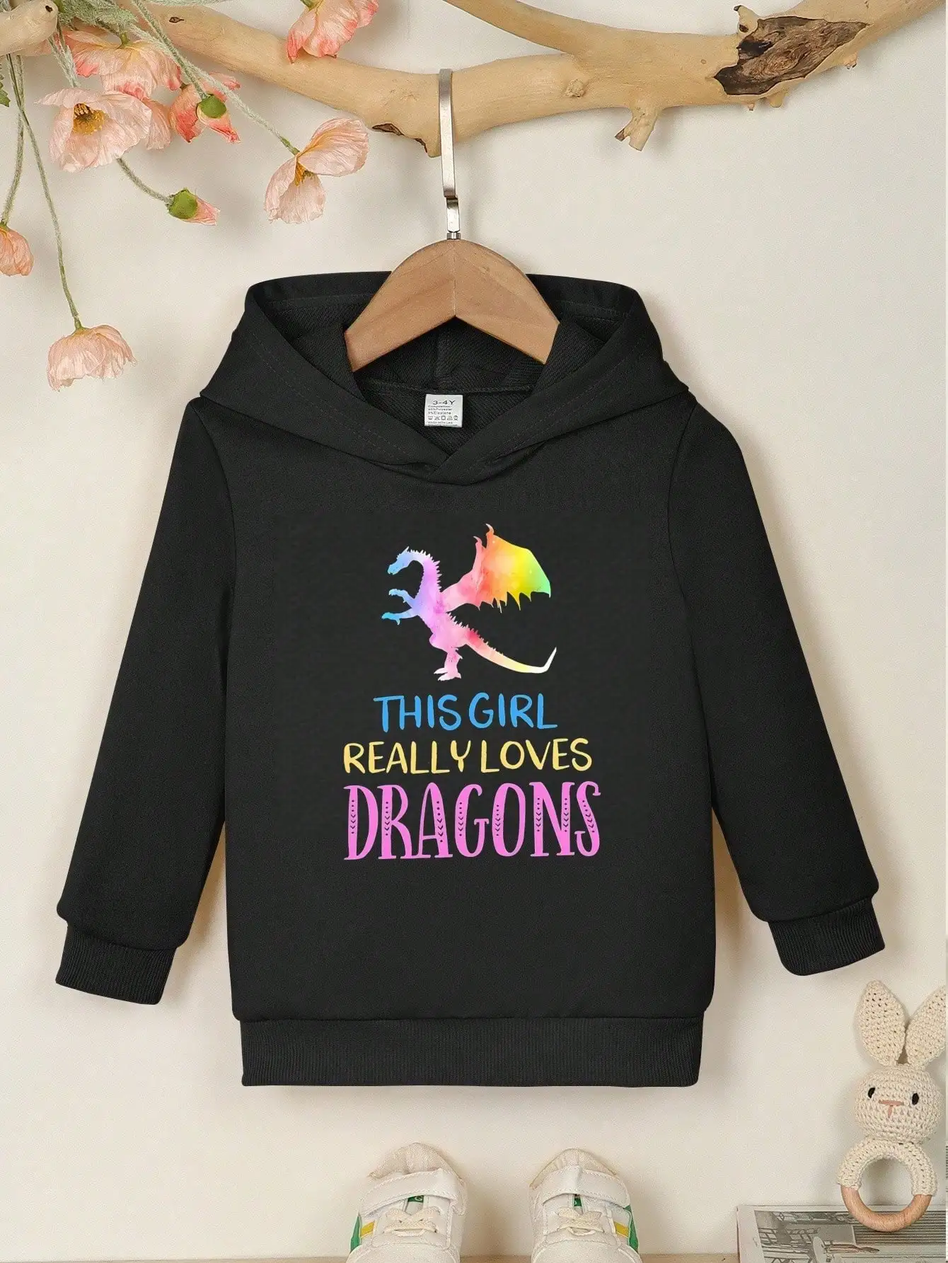 

Girls' casual hoodie with dragon pattern and the words' True Love Dragon '. Suitable for daily wear and gatherings.