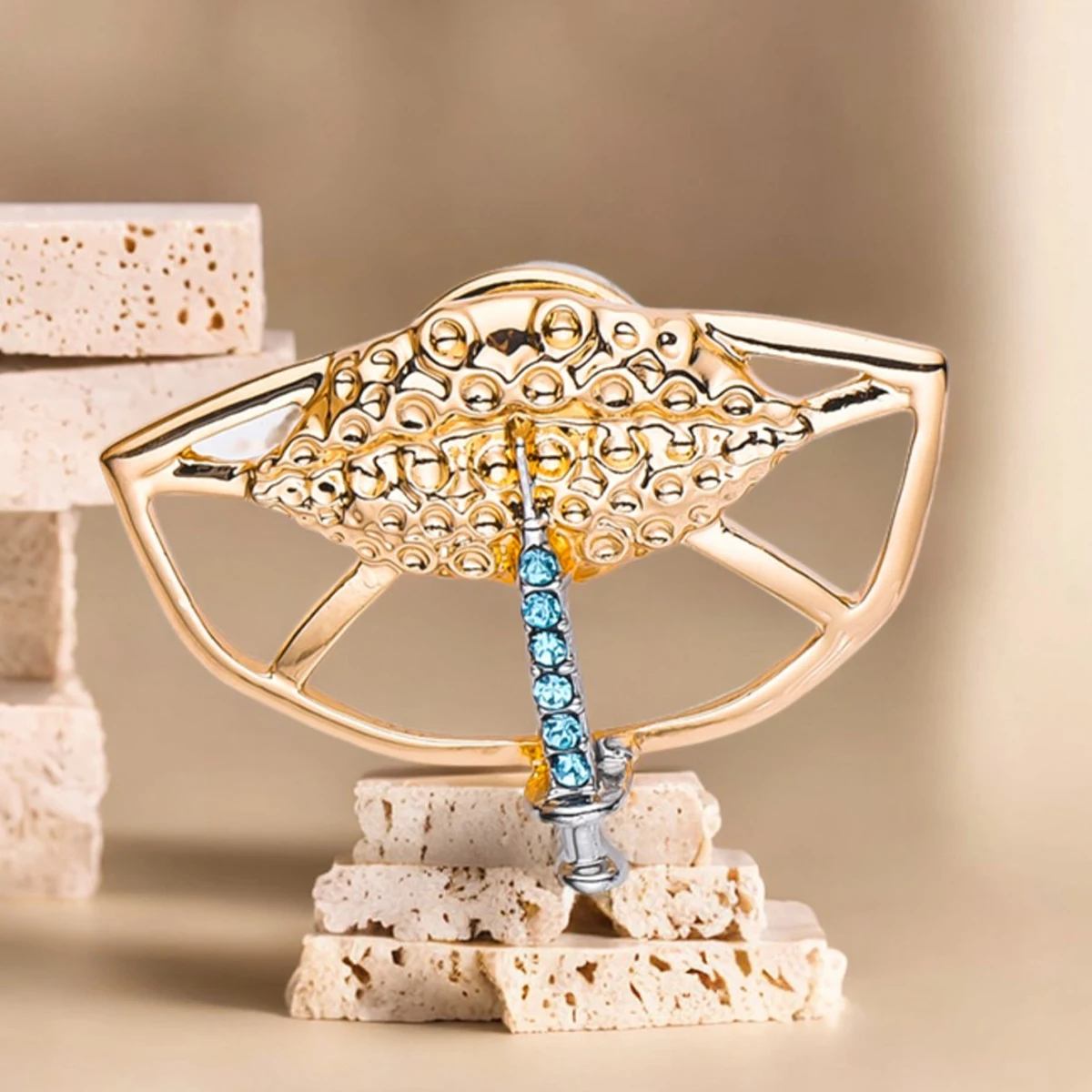 

Medsor Creative Plastic Surgery Brooch Lip Augmentation Pins for Doctor Medical Lapel Lanyard Backpack Beautician Jewelry Gifts