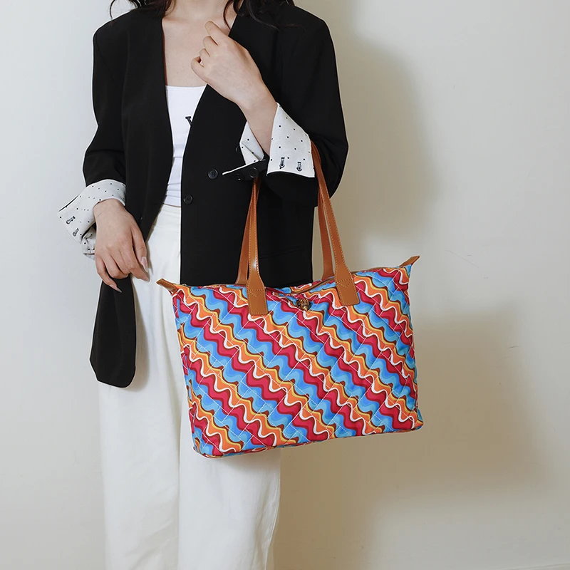 

Elegant Ladies Shoulder Bag - Premium Leather Handbag With Detachable Strap & Gold-tone Hardware Details